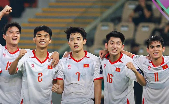 Hình ảnh ổ khóa kỹ thuật số được bao quanh bởi các biểu tượng bảo mật, tượng trưng cho sự bảo vệ dữ liệu và an toàn tài khoản người dùng.